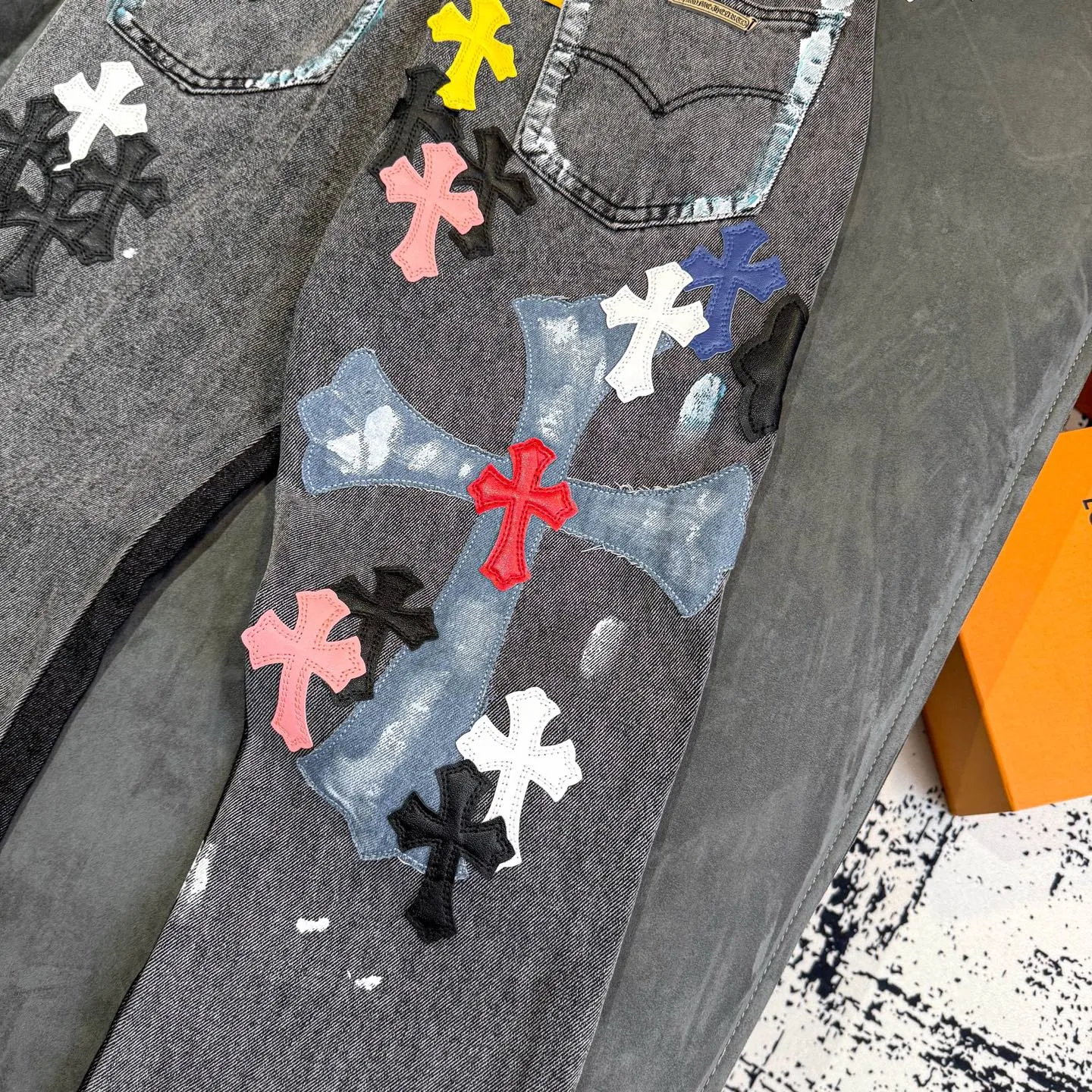 P340 top version GALLERY DEPT & Chrome hearts washed jeans with co-branded blue, yellow, black, white and multi-color stitching. Really restores the ultimate vintage texture. Three-dimensional version. Loose and comfortable, not picky about body shape. Makes taller and slimmer. Factory Seiko. Original factory quality control. Same style for men and women. Can be matched with couples. Versatile recommendation. Must-have jeans for all seasons. Fashionistas have been disappointed. From the quality selection of fabrics, the tailoring of details, and the matching of patterns, they are all impeccable! The upper body is so handsome when worn...it can be easily worn by men, women and children! The craftsmanship is made of heavy-duty washed pure cotton denim fabric. After washing, it is soft and thick and looks very stylish when worn. Color: black Size: 28 30 32 34 36